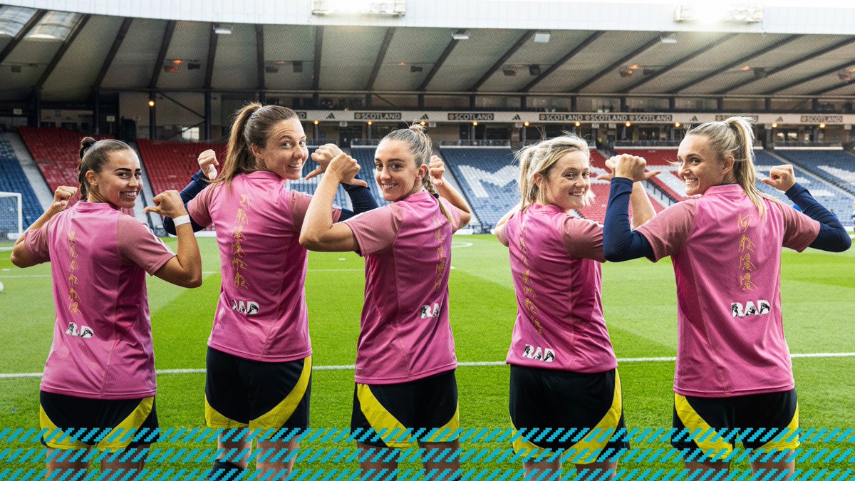 Several of tonight’s warm-up shirts include players’ names spelt out in BSL as a celebration of British Sign Language, in partnership with @EE 👏 ➡️ Find out more from EE's Learn Smart resources here: scotfa.co/EEbsl #SWNT | #SCOSVK