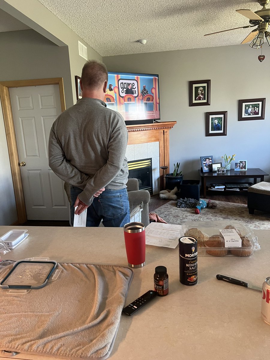 sonnycosplay's tweet photo. dad watching the newest game changer. https://t.co/aelcnWtAn0