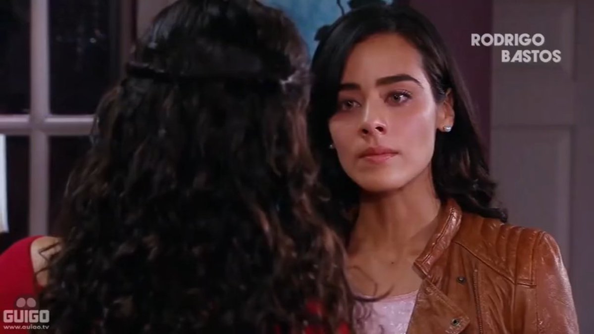 sarahnuda's tweet image. Lucía indo perguntar a Nora se ela sabe porque o Rodrigo a abandonou no altar, e se sabe quem é a mulher que ele a traiu. A bicha mentindo na cara dizendo que não sabe de nada. 
#ACorDaPaixão #ElColorDeLaPasión