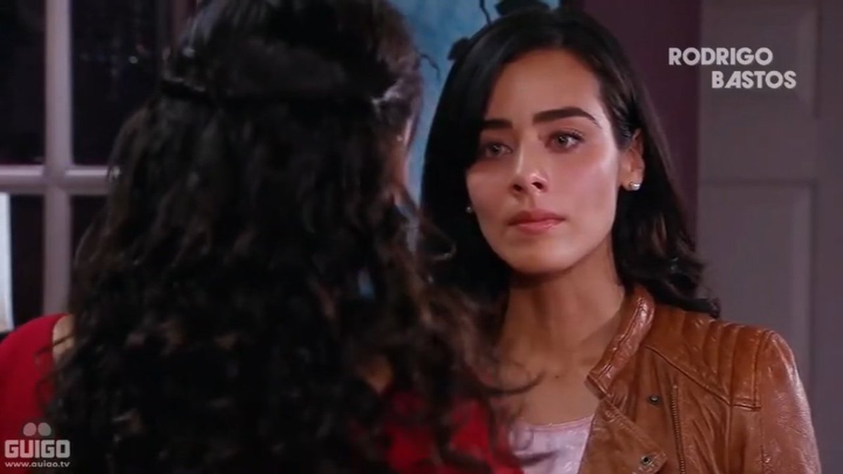 sarahnuda's tweet image. Lucía indo perguntar a Nora se ela sabe porque o Rodrigo a abandonou no altar, e se sabe quem é a mulher que ele a traiu. A bicha mentindo na cara dizendo que não sabe de nada. 
#ACorDaPaixão #ElColorDeLaPasión