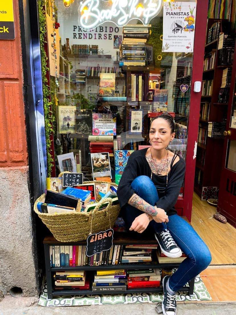 'Hay una muchacha q ha abierto una librería en Lavapies, y va diciendo que le presta los libros a las personas mayores. También tiene un piano para que lo toque la gente y le dijo a Telemadrid amablemente que por favor q no vinieran por su librería, que con ellos no. Dirección 👇