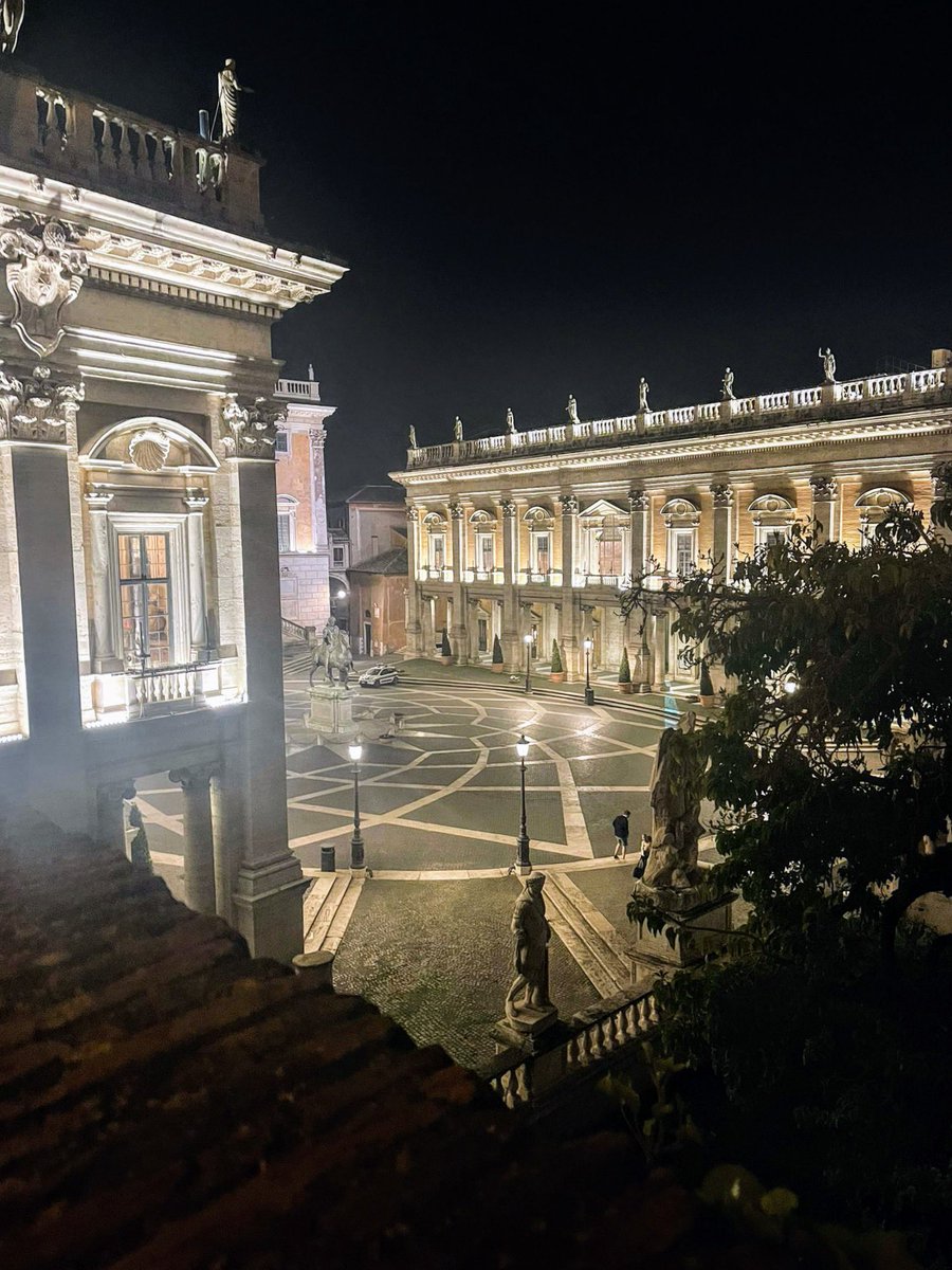 Sospesa atmosfera notturna Piazza del Campidoglio #Roma #goodnight #buonaserata