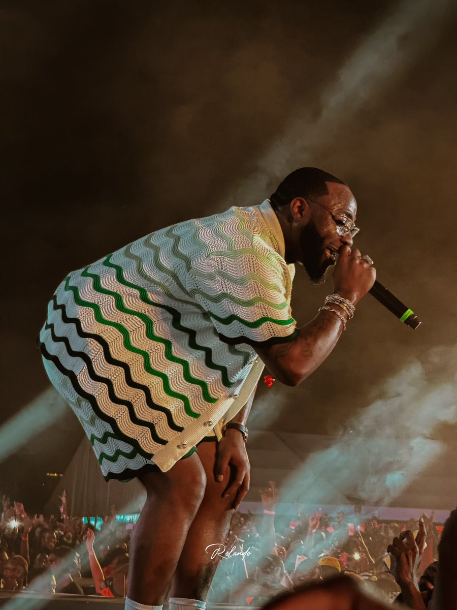 Davido reportedly received $400,000, equivalent to 1.5 billion Ugandan shillings, for his performance at the Timeless concert in Kampala last month.🤯