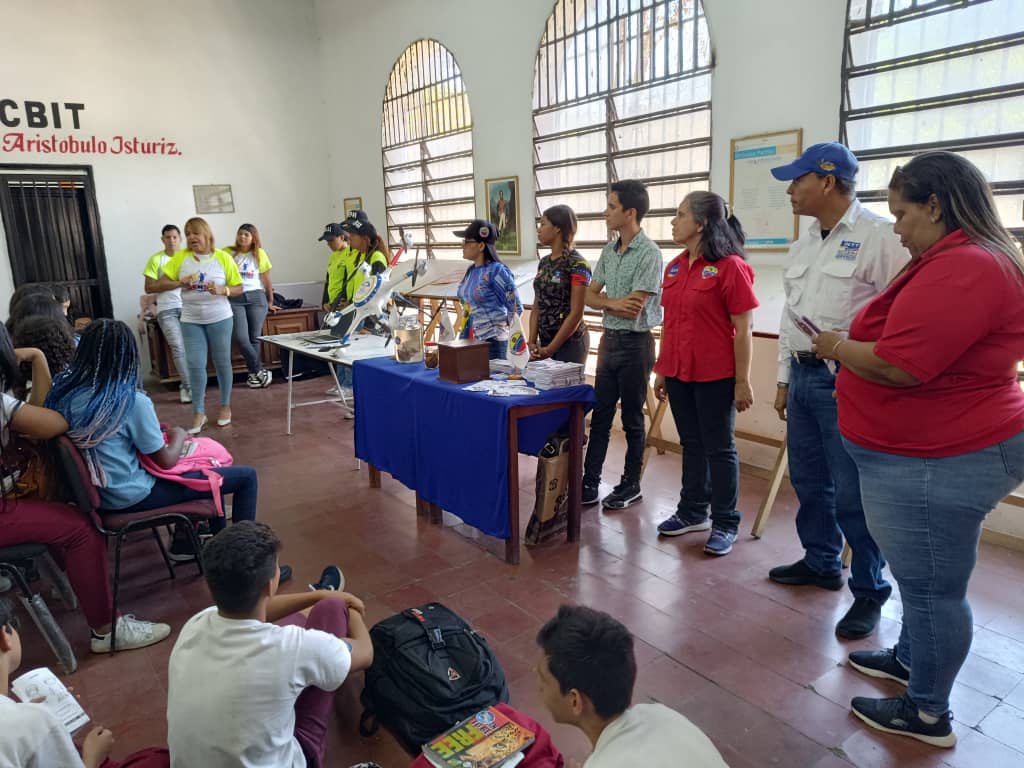 #9Abr| El INTT, Frente Preventivo Vial en compañía de @ven_911oficial, @sunadoficial, @saimeoficial, @senamecfoficial, dictan charla de educación y seguridad vial a los estudiantes del Liceo Miguel Antonio Caro, municipio Sucre, Dtto Capital. #AvanzaPuebloUnido