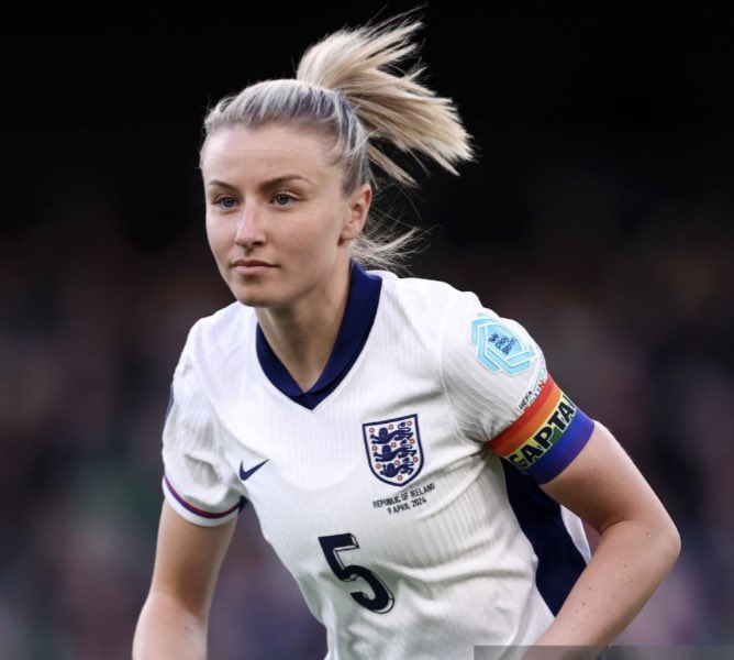 rub3z_'s tweet photo. After 364 days, Leah Williamson is back playing for England and wearing the armband 🤍 https://t.co/PuTXC2c6Bj