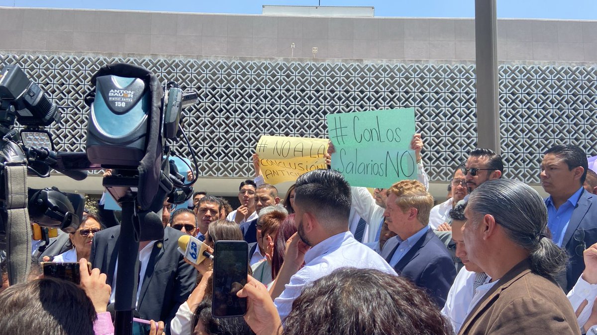 Juan_OrtizMX's tweet photo. 🗳️📌ASESORES PARLAMENTARIOS PROTESTAN EN LAS CÁMARAS DEL CONGRESO

En estos momentos, asesores parlamentarios se manifiestan pacíficamente en la Cámara de Diputados y en el Senado en defensa de sus derechos laborales. 

Acusan la terminación anticipada de contratos del personal de honorarios a partir del 30 de abril, a pesar de que la legislatura termina el 31 de agosto y sus sueldos ya están presupuestados para ese periodo.

Se estima una afectación de miles de personas contradas por honorarios en ambas cámaras del Congreso.

#ConLosSalariosNo, dicen.