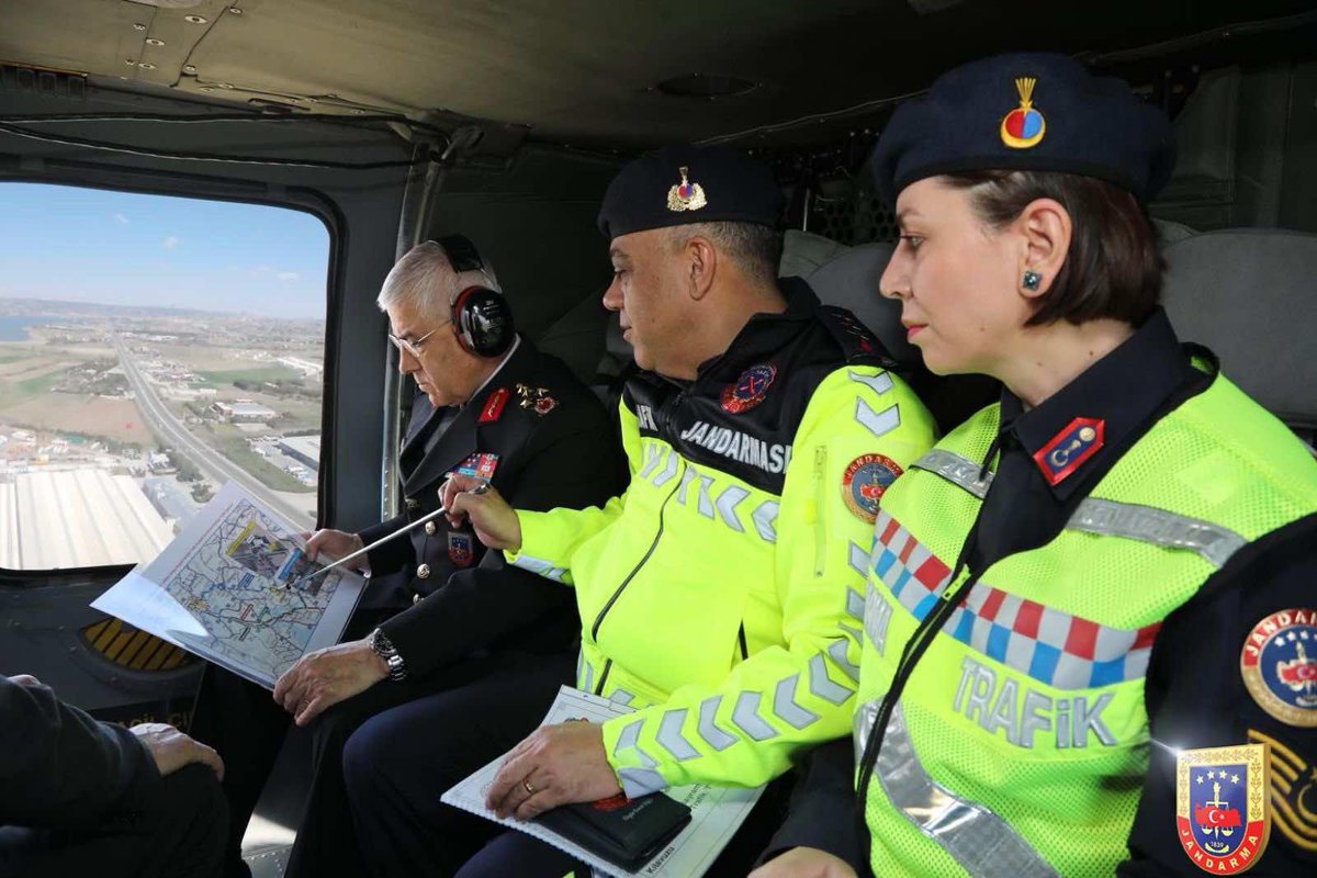 Jandarma Genel Komutanımız Orgeneral Arif ÇETİN ve beraberindeki heyet Ramazan Bayramı trafik tedbirleri kapsamında, Kırşehir-Ankara karayolunda yapılan havadan ve karadan trafik denetimine katılarak Kırşehir Valisi Sayın Hüdayar Mete BUHARA ile birlikte seyahat halindeki