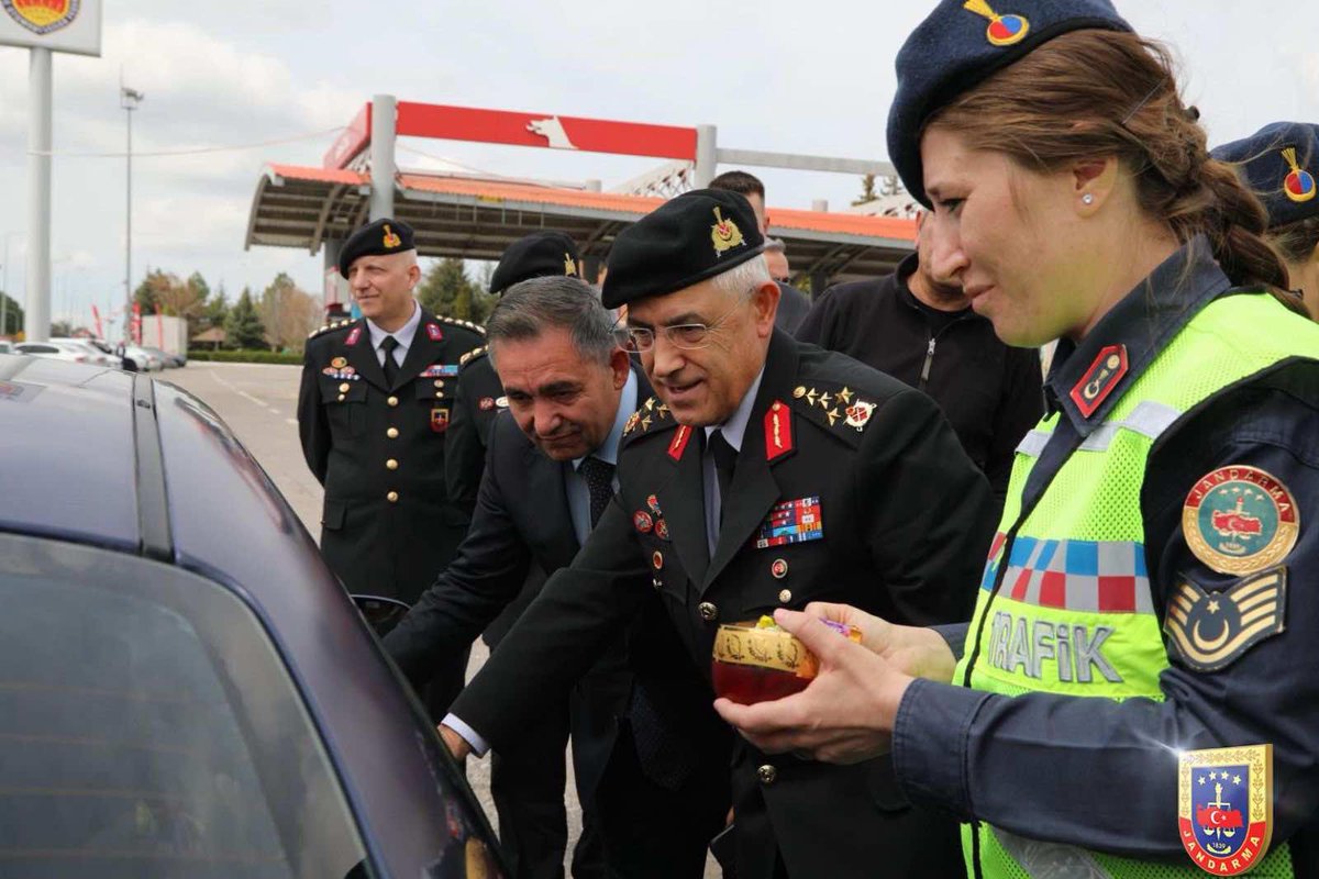jandarma's tweet photo. Jandarma Genel Komutanımız Orgeneral Arif ÇETİN ve beraberindeki heyet Ramazan Bayramı trafik tedbirleri kapsamında, Kırşehir-Ankara karayolunda yapılan havadan ve karadan trafik denetimine katılarak Kırşehir Valisi Sayın Hüdayar Mete BUHARA ile birlikte seyahat halindeki vatandaşlarımızın bayramlarını kutladı.
📍Kırşehir
#Jandarma
#TrafikJandarması
#HayatlaYarışılmaz