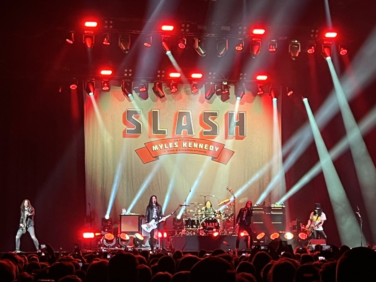 @alterbridge Yes! @MylesKennedy in tha House @ZiggoDome kickin’ #amsterdam @B00T1970 @Slash