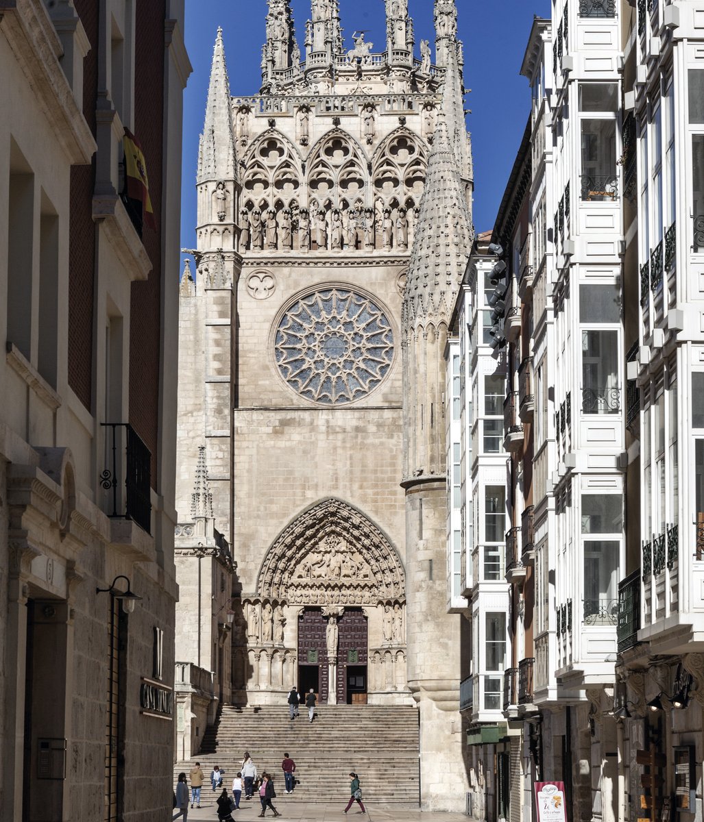 FACHADA DEL SARMENTAL El hastial del Sarmental se corresponde con el extremo meridional del crucero de la #CatedraldeBurgos y estuvo concluido alrededor de 1240. Sus tres cuerpos, portada, gran rosetón y galería de arcos calados aparecen escoltados por grandes contrafuertes y…