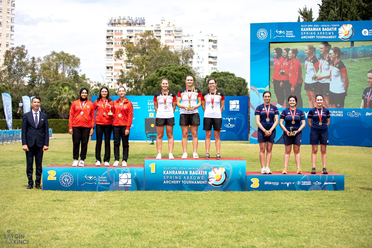 Antalya'da düzenlenen Uluslararası Kahraman Bagatır İlkbahar Okları Turnuvası'nda mücadele eden sporcularımız 2️⃣ bireysel 1️⃣ takım derecesi kazandı. 🏹 Makaralı Yay Erkekler kategorisinde okçumuz Yağız Sezgin altın madalyanın sahibi oldu. 🥇 Makaralı Yay Kadınlar kategorisinde