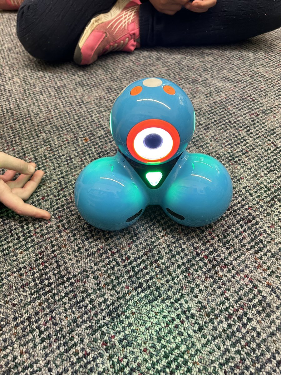 MrsKimsClass1's tweet image. We partnered with @CalabrettaJenn to learn some coding skills with the Dash Robots! #coding #dashrobots @GoodfellowPS @SCDSB_Schools