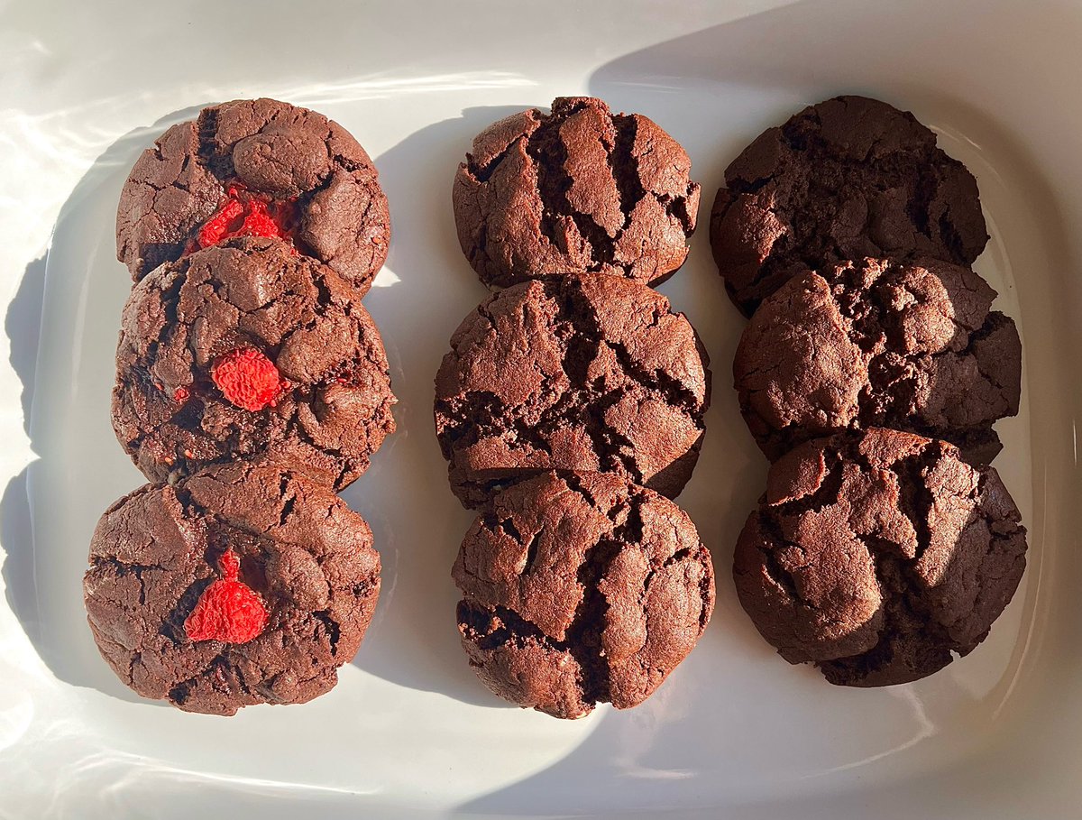 Celestialpapaya's tweet image. raspberry chocolate cacao cookies on my website now 

🌷handmade from scratch 
🌷soft and chewy cookies
🌷sweet but not too sweet, very rich cacao flavour 
🌷made to order so everything is fresh