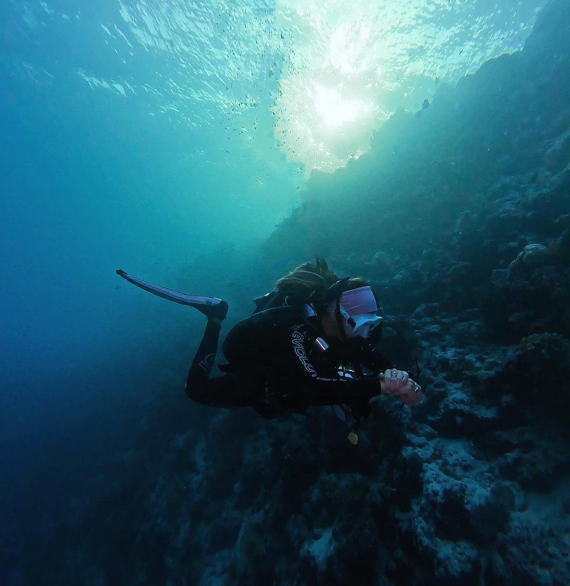 deep blue.✨ . . . . #blue #rebreather #silence #ocean #scubadiving #horizon #wearemares