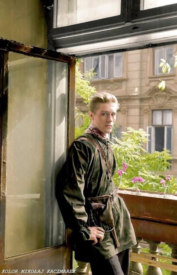 Polish officer Wiesław Chrzanowski, posing in a tenement house on Wilcza, during the Warsaw Uprising on September 5th, 1944. 🎨 by @KolorHistorii