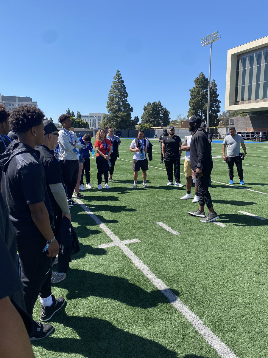 CoachLopez51's tweet photo. Appreciate @DeShaunFoster26 hosting @Tiller_Football today for Week 2 of @UCLAFootball !! #4Clap #TustinLegend https://t.co/hdAImbMUH6