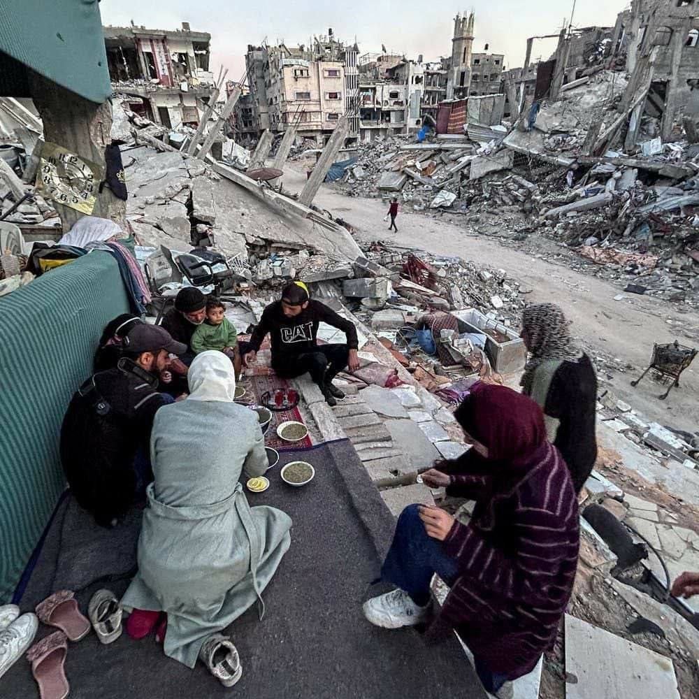 Gazze'nin direnişi: Bu yıl Ramazan için son iftar yemeği.

Herkesin bayramı kutlu olsun inşallah gelecek yıl hepimiz için daha mutlu bir yıl olur.