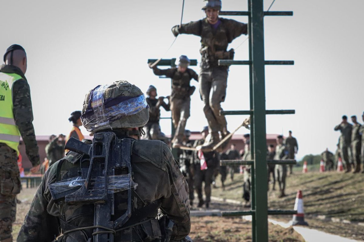 ¡Buenas noches! ¿Qué significa para ti el ESPÍRITU DE SACRIFICIO? 🤔 🫵Los militares del #EjércitodeTierra lo viven a diario, cumpliendo su deber con puntualidad y perseverancia. ¡Danos tu opinión y participa! #ValoresEjército 🇪🇸 #SomostuEjército ejercito.defensa.gob.es/personal/valor…