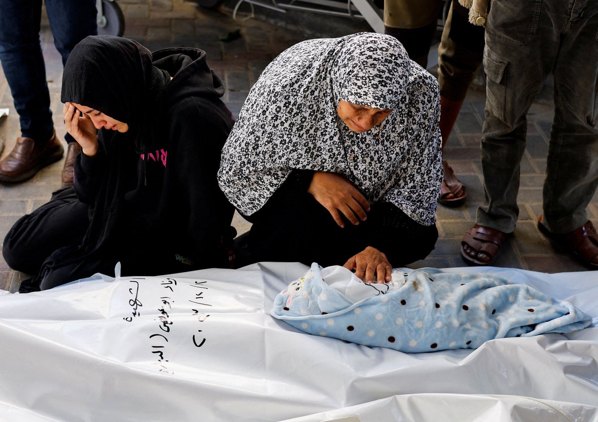 Gaza has become a graveyard for children. Arms from the UK (& other places) have been used to kill 30,000 people. And what's the thing that sociopathic snowflake Sunak can't tolerate? It's a couple of young people outside Starmer's house with a banner that says 'stop the killing'