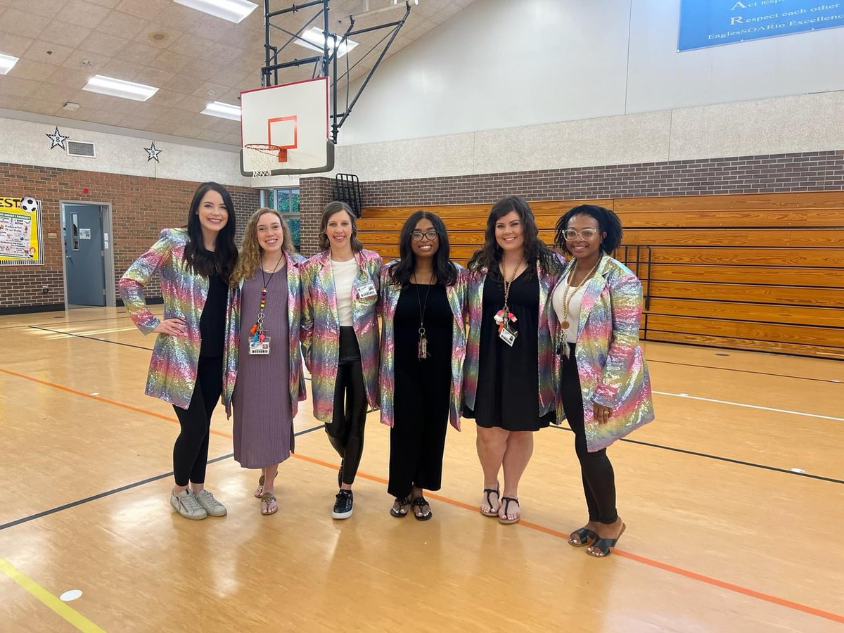 These Giesinger kindergartners, with some help from their stylish teachers, became rainbow sight word masters! 🌈