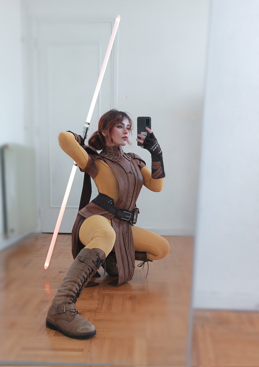 AAAAAH one year ago I was wearing this cosplay at Star Wars Celebration 🥹