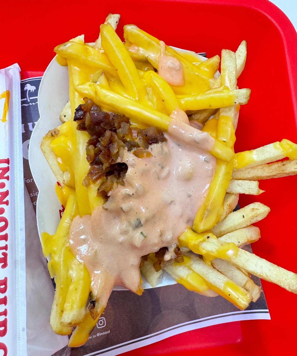 STRENGTHFLUID's tweet image. When I was a kid, my parents didn't let me eat hamburgers, saying they were high in calories and would make me fat, and I wouldn't be able to find a boyfriend in the future🤣. Now I can eat as much as I want, but I can never find that kind of happiness again.