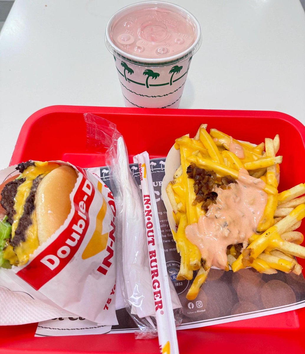 STRENGTHFLUID's tweet image. When I was a kid, my parents didn't let me eat hamburgers, saying they were high in calories and would make me fat, and I wouldn't be able to find a boyfriend in the future🤣. Now I can eat as much as I want, but I can never find that kind of happiness again.