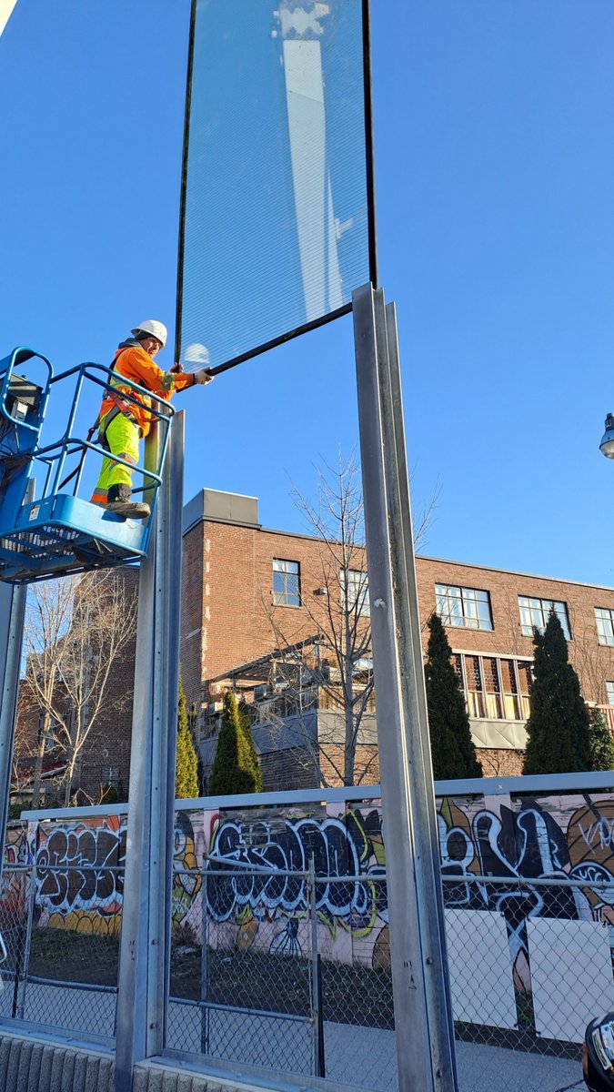 The #KitchenerLine expansion project is surging ahead with the installation of noise and wind protection acrylite walls along the West Toronto Rail Path near #BloorGO Station. 🌬️🔇 Stay informed on this exciting expansion project: bit.ly/49aIL5I