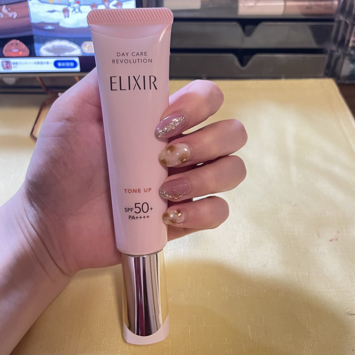 sanac0423's tweet photo. 【購入してよかったもの】
資生堂ELIXIR「デーケアレボリューショントーンアップSP＋aa」

スキンケア＋UVカット＋トーンアップの一石三鳥。
これとカバー力強めの下地だけでベース終われる。
トーンアップだけどピンクが血色感ちゃんと作ってくれるので、自然なお肌になれる。

#コスメ #ELIXIR https://t.co/ihvtb7Fdsq