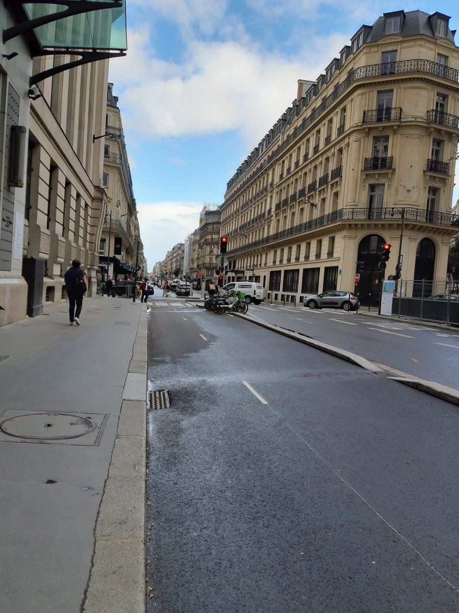 nobru072's tweet photo. Quand tu fais des aménagements pour les vélos invisibles en pensant qu'il n'y aura plus de livraisons dans le quartier. https://t.co/XeEgTokAwg