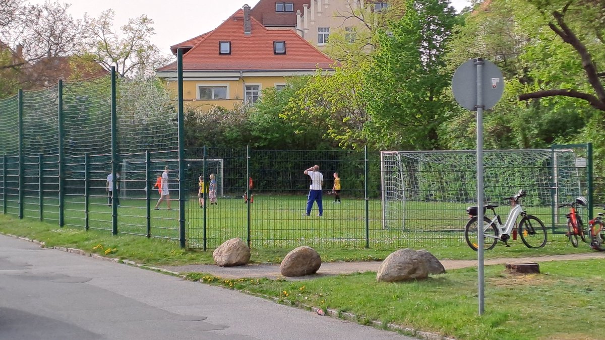 Heute in #Bautzen #Sachsen, auf dem #Bolzplatz der WBG Aufbau, es ist viel los, 
es wird richtig gebolzt.
Nicht auszudenken, wenn dort 
abgestelltes Blech herumstehen soll.

Lasst den Kindern die Freude am Kicken.