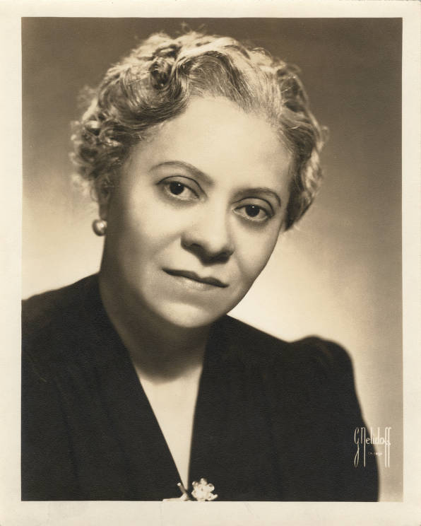 Composer-pianist Florence Price was born on this day in 1888! Let's learn a little bit more about this highly influential musician 🧵👇🏽