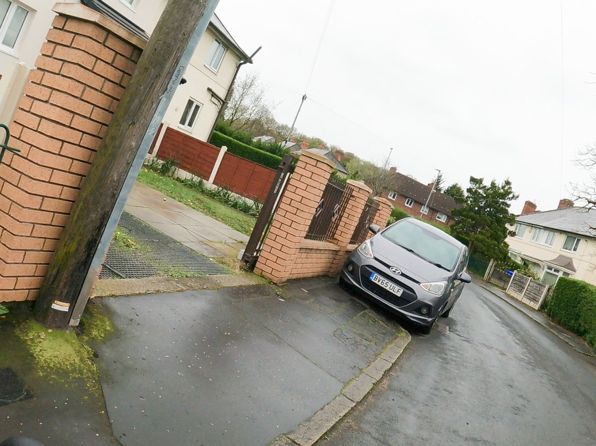 Typical @YPLAC behaviour 

#PavementParking 

#BV65ULF