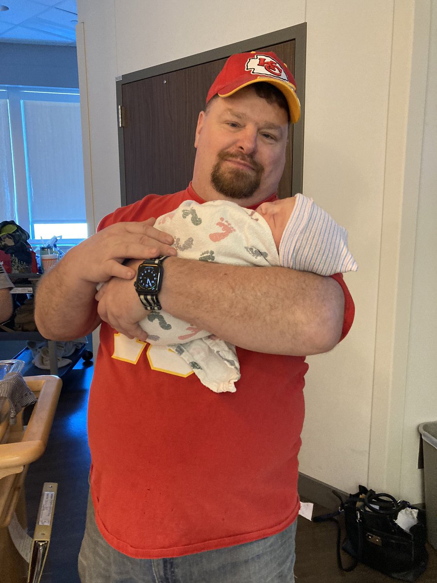 devildogmrk's tweet image. A little Cha Cha and Granddad / Grandpa Mark time at the hospital 😁