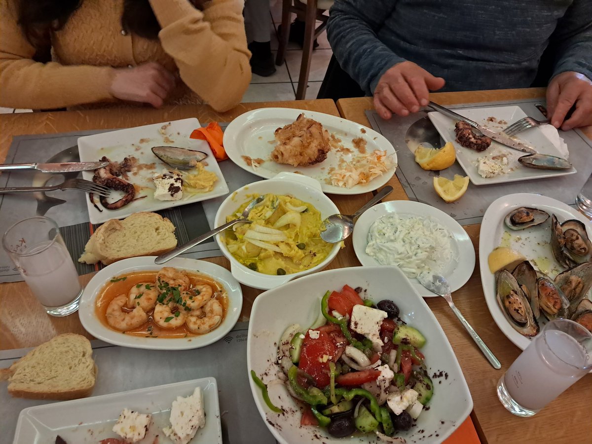 Kızım ve eşim tam bir deniz ürünleri delisi Bense bildiğiniz vejetaryen 😄 Bol meze ve uzo.. İçimi rakıya göre bir tık daha yumuşak. Çok güzel bir gece,çekirdek ailemle başbaşa..♥️ Özlemişiz böyle geceleri. Canparçam Su'yum ve eşitim sevgili eşim; İyi ki varsınız,varız...💕