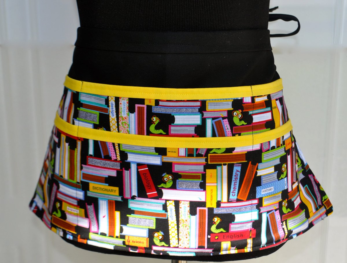 Book worm Teacher apron for Preschool Teachers and Librarians tuppu.net/e66fc43c #craftshout #craftbizparty #TeacherAppreciation