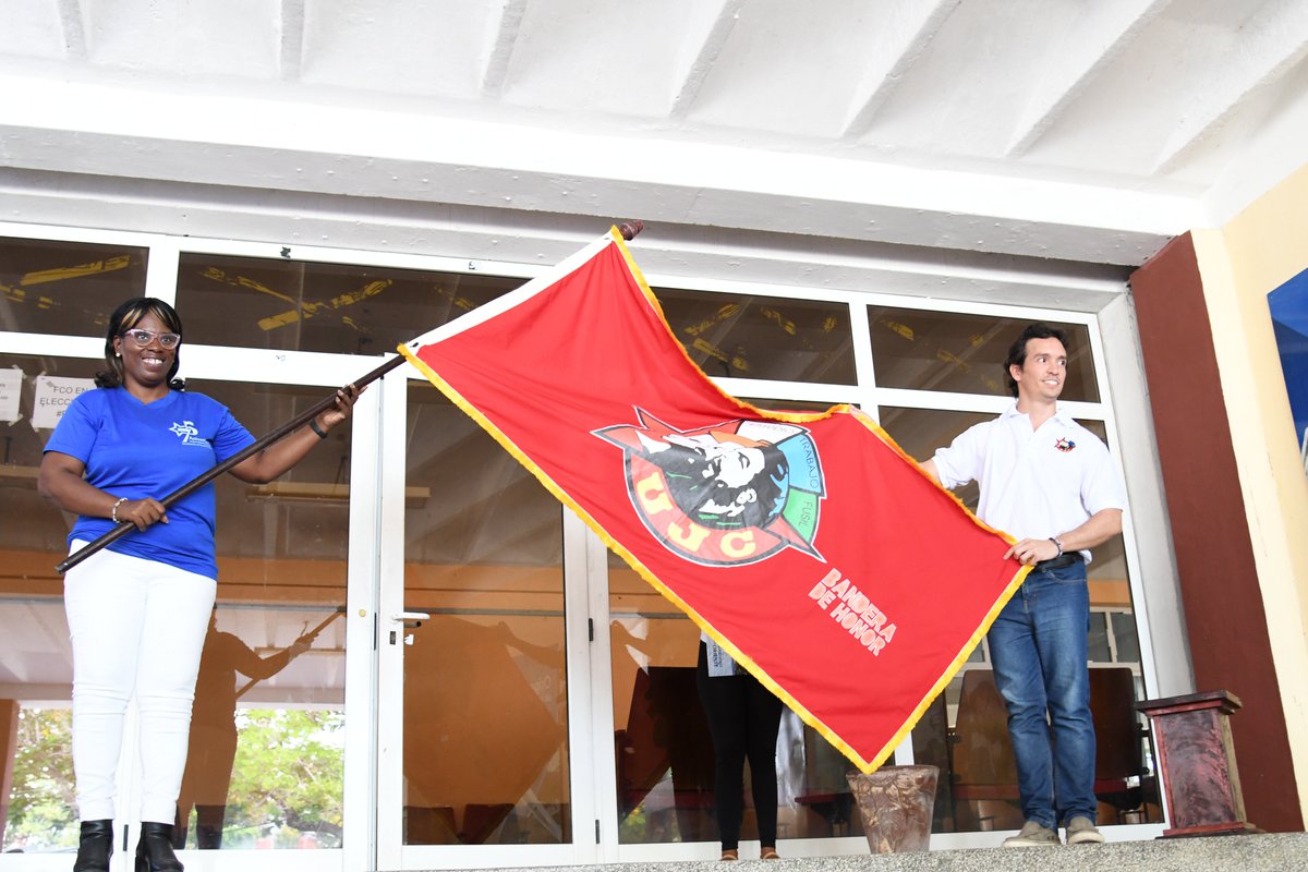 Entrega de la 'Bandera de Honor de la UJC' a la Universidad de Oriente. Este #OrgulloUO se comparte con toda nuestra comunidad universitaria. Una representación de estudiantes, profesores y miembros de la dirección de nuestra universidad, recibieron formalmente esta insignia.