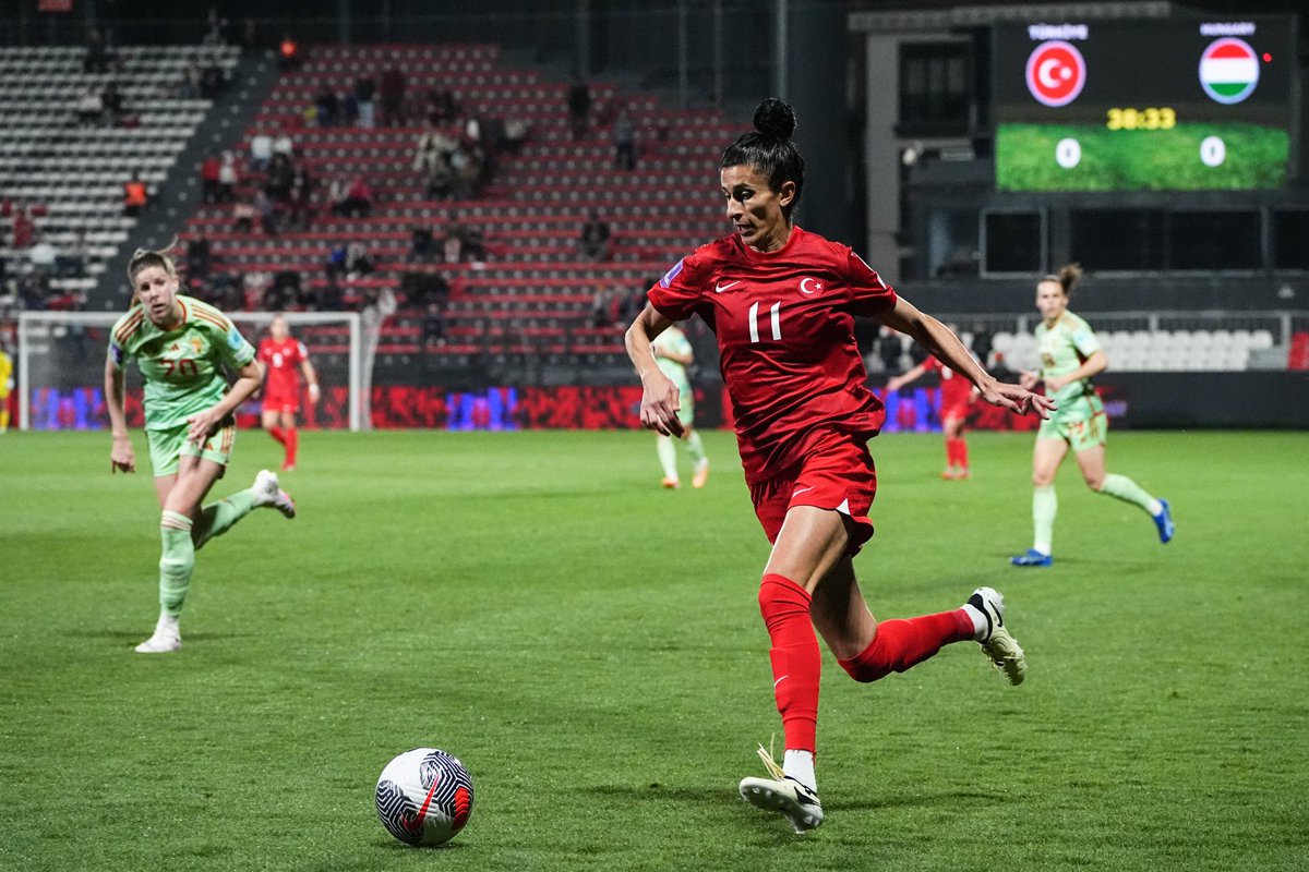 🇹🇷 A Milli Kadın Futbol Takımımız, Euro 2025 elemeleri kapsamında Macaristan ile karşı karşıya geldi.

Milliler, 1-0 geride olduğu mücadeleyi son dakikalarda bulduğu gollerle 2-1 kazandı.

#TURvHUN • #WEURO2025