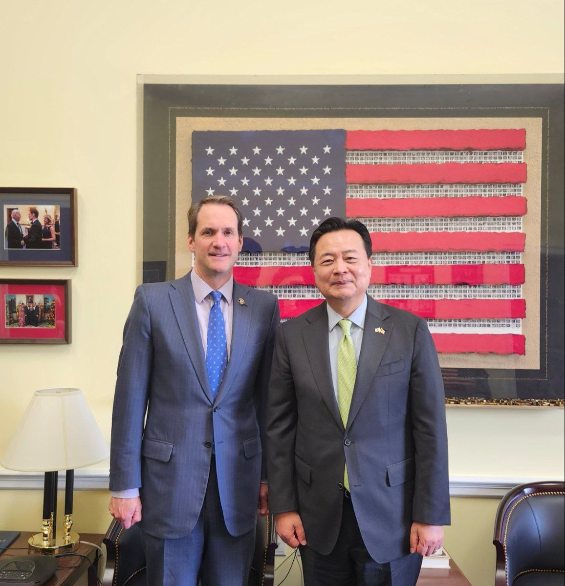 Amb. Cho had a pleasant meeting with House Intelligence Committee Ranking Member Rep. Jim Himes(@jahimes) from Conneticut and discussed how 🇰🇷🇺🇸 alliance is contributing to stability on the Korean Peninsula and beyond.