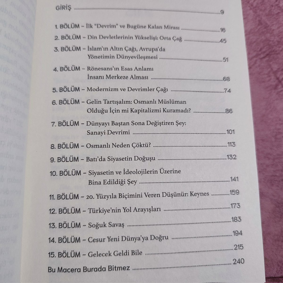 Tatil için seçtiğim kitap. Gazeteci yazar İsmet Berkan'ın yeni kitabı, aslında okulda yüzeysel öğrendiğimiz, ezberleyip geçtiğimiz kavramların kökenlerine iniyor, mantığını ve bağlamını açıklıyor. Mesela Türkçedeki 'kozları paylaşmak' deyimi ilk tarım toplumlarının köyün…