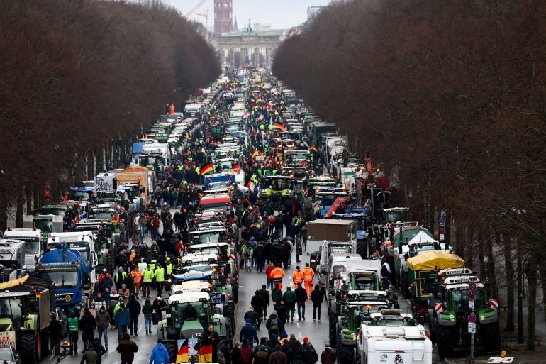 Thousands of tractors 🚜block Berlin traffic over plans to end diesel subsidy

Farmers join a rally in the German capital demanding a rethink of the government’s plan to end fuel tax break.

#Germany #agricultural #NewsBreak #TodayNews 🇩🇪