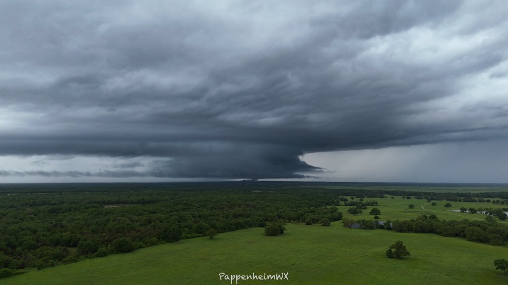 Wow this storm near Bremond, TX is going full beast mode!!! #TXwx