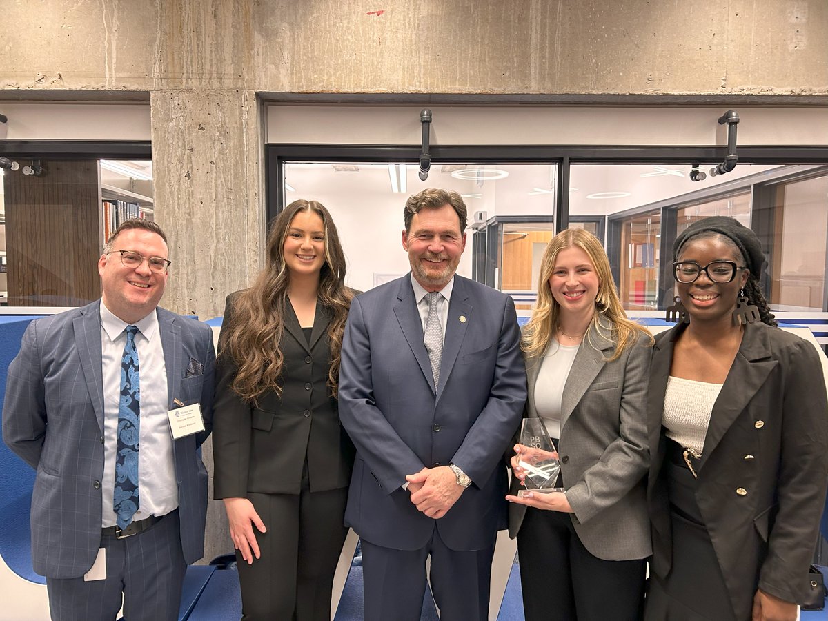 Chief Justice Wagner was honoured to be at the University of Windsor Faculty of Law (@WindsorLaw) last week to attend a volunteer recognition event and present an award in his name.
