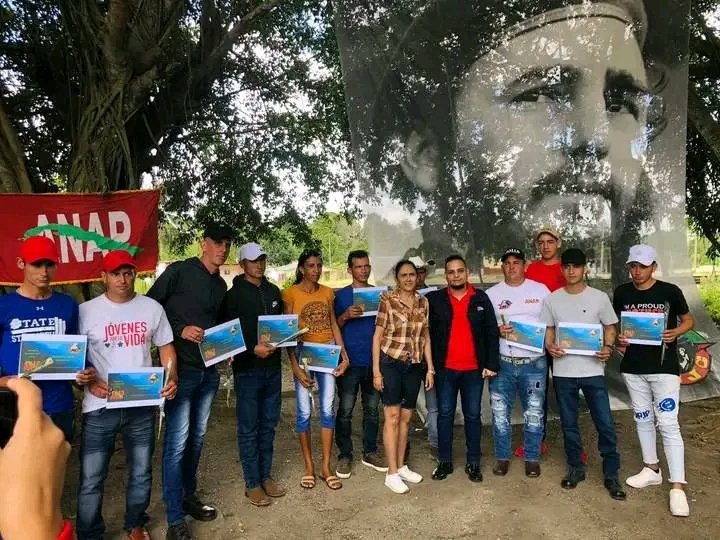 En el Activo de Jóvenes Campesinos de #AnapSanctiSpíritus fueron reconocidos como Vanguardias Juveniles, Ariesky  y Ariel muestras de que #
JuntosPodemos
#SanctiSpíritusEnMarcha 
#ANAPCuba
