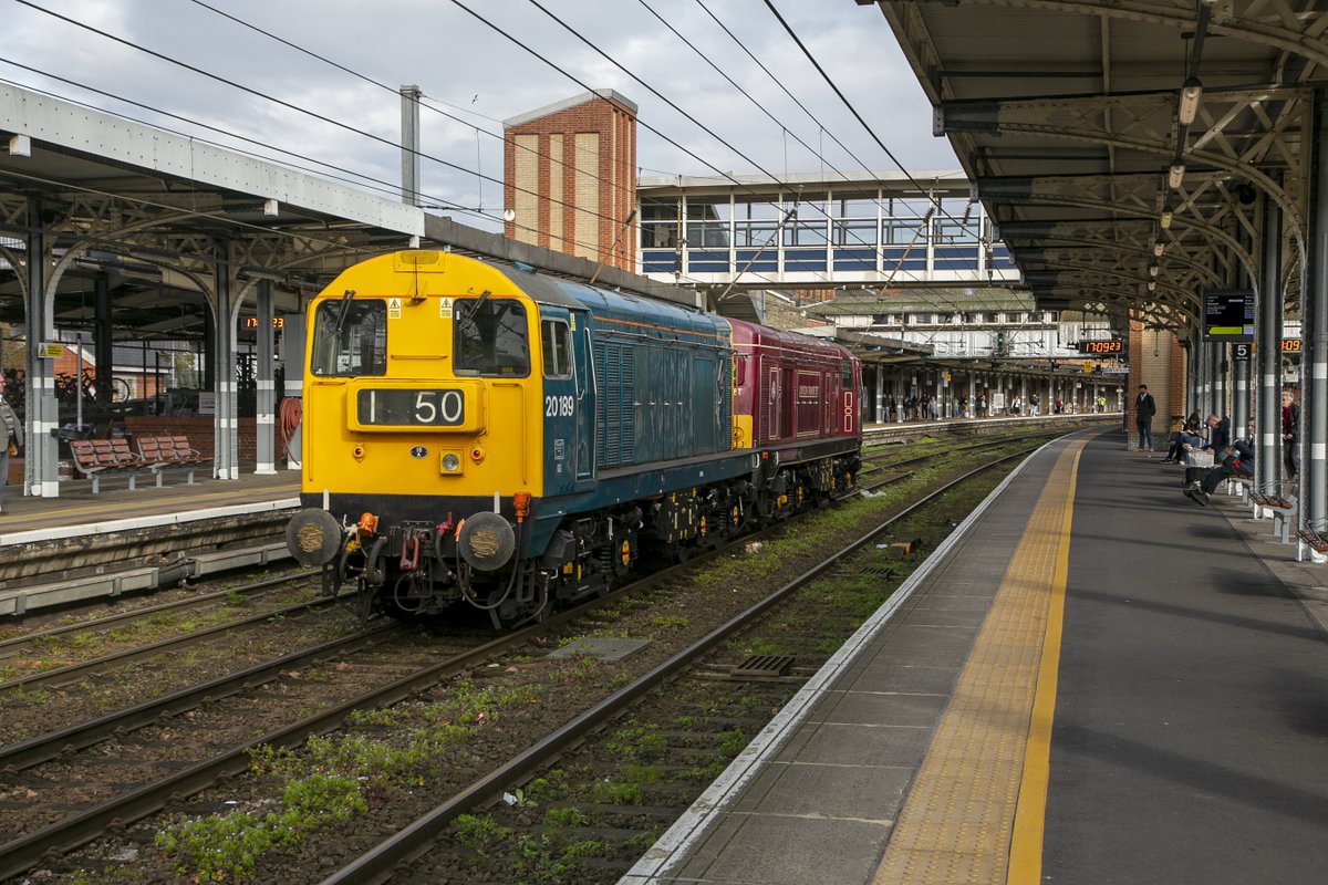 Class 20 No.20142 Sir John Betjeman and No.20189 at Ipswich on 9th April 2024 working 0Z20 13:00 Kings Norton-Harwich Up Tip Sdg to rescue a failed Rail Vac and take it to Rugby.#class20 #Ipswich