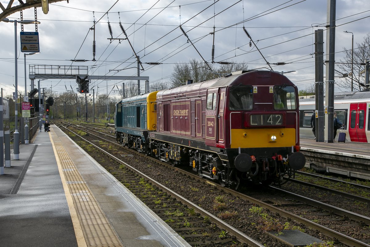kwpartlow's tweet photo. Class 20 No.20142 Sir John Betjeman and No.20189 at Ipswich on 9th April 2024 working 0Z20 13:00 Kings Norton-Harwich Up Tip Sdg to rescue a failed Rail Vac and take it to Rugby.#class20 #Ipswich https://t.co/uIPYKbPlez