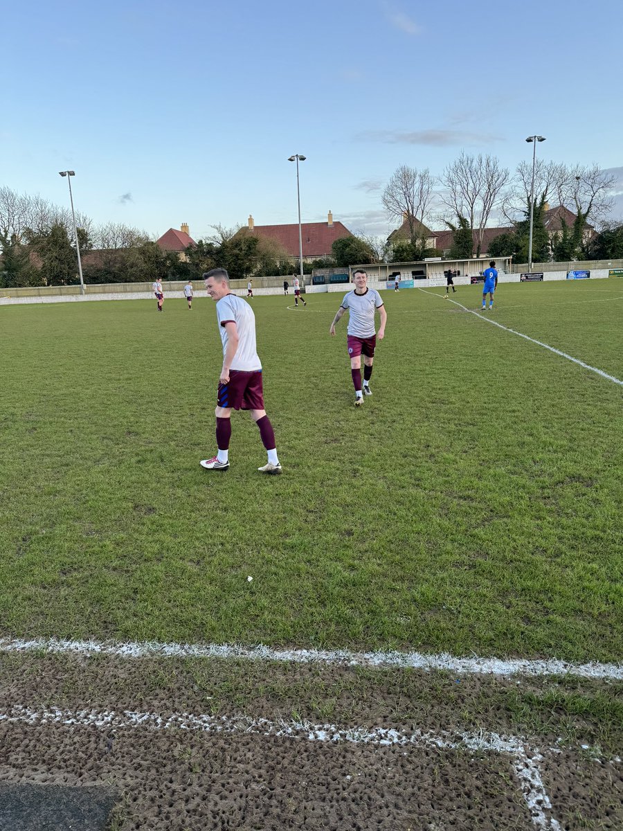 HT here at Odd down. Larkhall 2-0 Shrewton Shrewton in our new away kit as apparently Maroon & Blue now clash 😵‍💫😵‍💫