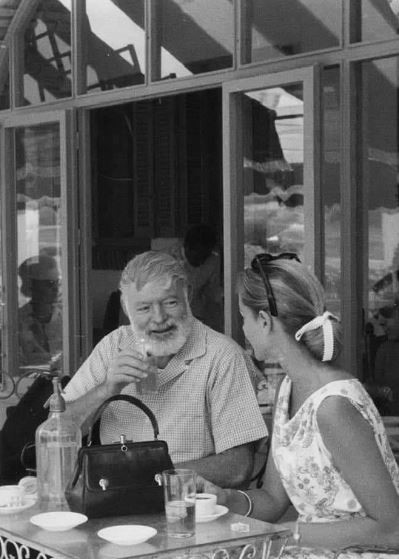 #TakingABreakFromFilming 
#LaurenBacall #ErnestHemingway at a cafe in Spain (circa 1956-1959)
#FilmX 📽️  🎬