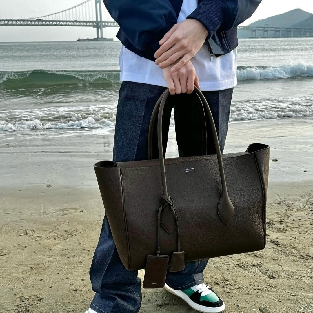 traveling seems easier with new
bag from #FERRAGAMO !

#CHARIYA #AD #FerragamoPS24 #our_rêves