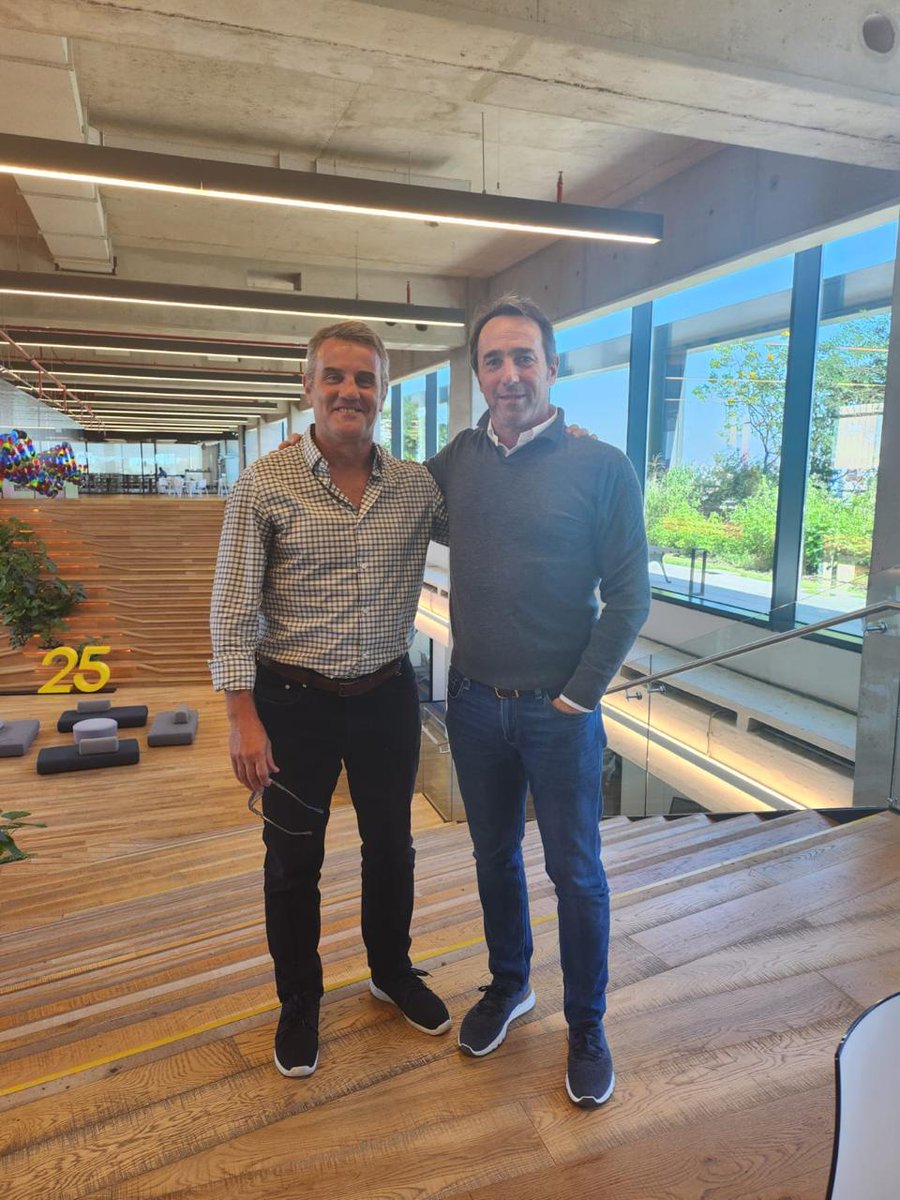 Nuestro co-founder <a href="/AbalsamoGonzalo/">Gonzalo Abalsamo</a> junto con <a href="/albanesediego/">Diego Albanese</a> compartieron un almuerzo con <a href="/marcos_galperin/">Marcos Galperin</a>. Nos brindó valiosas experiencias y consejos para Simplestate. Agradecemos su tiempo y generosidad en la comunidad startupera. ¡Gracias, Marcos! 🚀